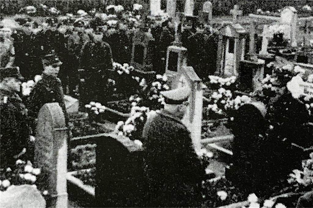 Heimatforscher klärt angeblichen Nazi-Mord in Sythen auf Eine Abordnung der SA auf dem Friedhof in Sythen versammelte sich vor dem Grabkreuz von Bernard Gerwert. SA-Brigadeführer Otto Voß aus Bochum hatte die Beerdigung organisiert.