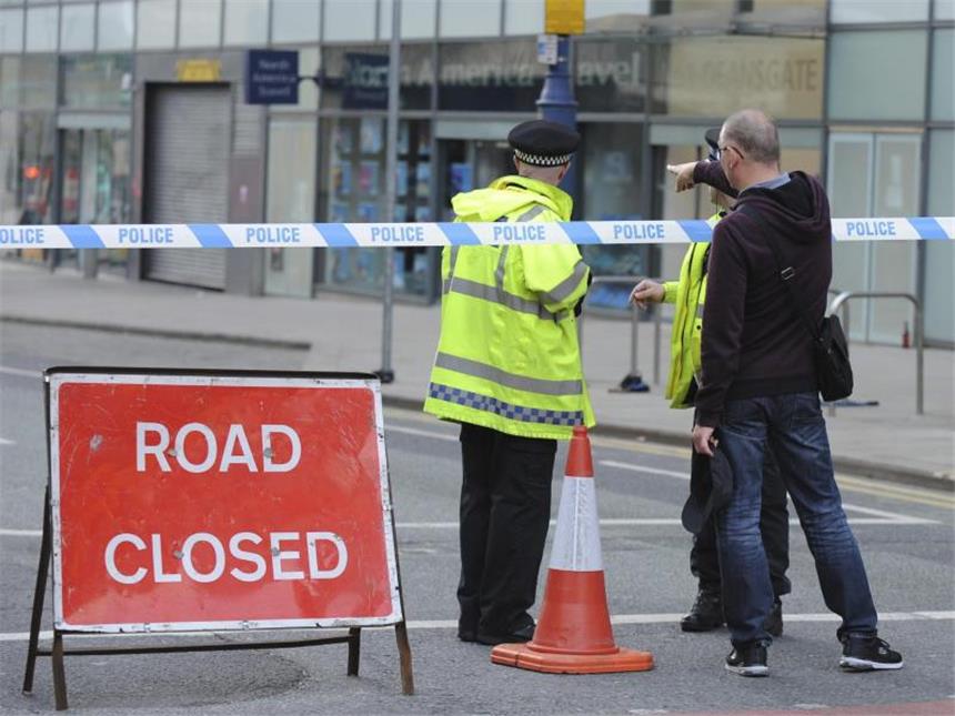 Polizei nach Manchester-Anschlag: Abedi hatte Hintermänner Eine Absperrung unweit des Anschlagortes. Nach Angaben der Ermittler war ein Selbstmordattentäter für das Blutbsd verantwortlich. Foto: Rui Vieira