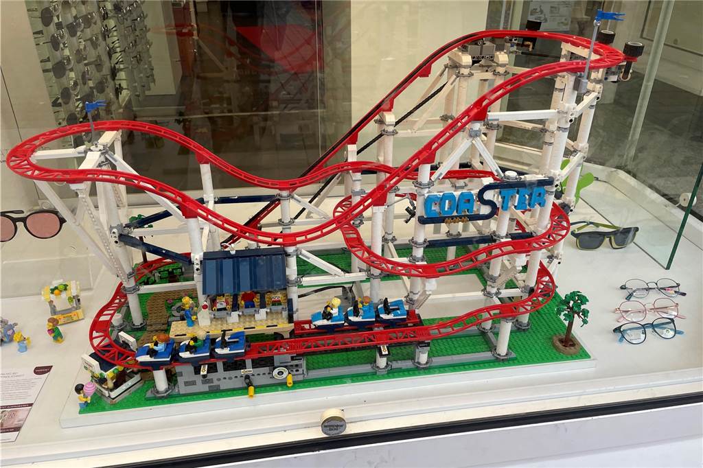 Sim-Jü-Liveblog: Der Krammarkt ist vorbei, jetzt kommt der Kirmes-Endspurt Eine Achterbahn im Schaufenster.