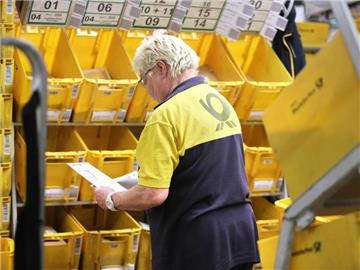 Eine ältere Post-Mitarbeiterin sortiert Briefe im Briefzentrum Leipzig. Foto: Jan Woitas
