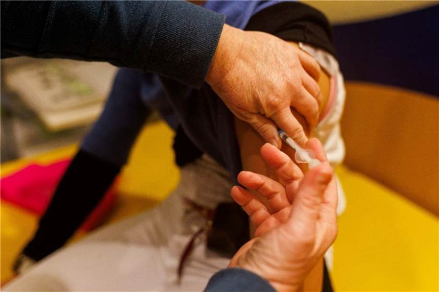 Stiko will Kinder-Impfung bei Vorerkrankung empfehlen Eine Ärztin impft in einer Kinderarztpraxis ein Mädchen.