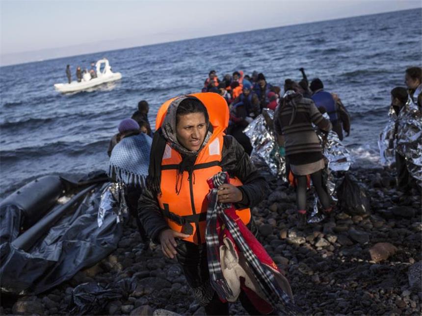 Wenn Grenzschützer an Grenzen stoßen Eine Afghanin verlässt im Norden der griechischen Mittelmeerinsel Lesbos ein kaum seetüchtiges Schlauchboot. Foto: Socrates Baltagiannis/Archiv