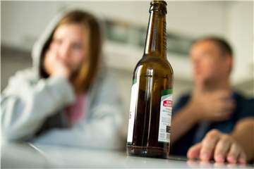 Eine Alkoholsuchterkrankung kann Männer wie Frauen treffen. Suchtberatungsstellen können hier wichtige Ansprechpartner sein.
