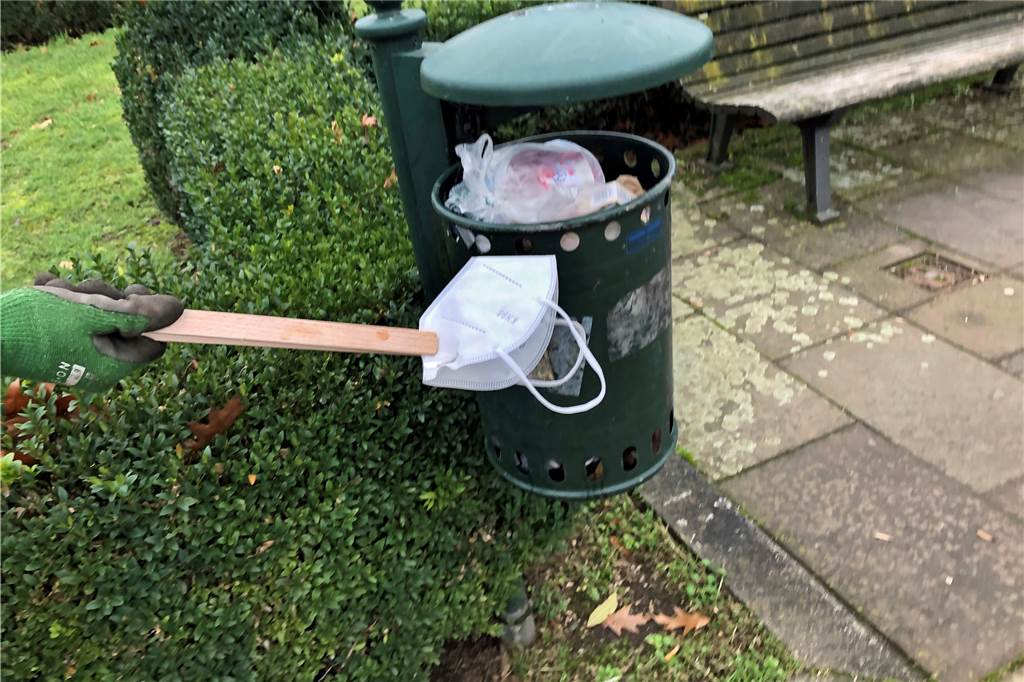 Wie man aus einem einfachen Spaziergang ein Umweltprojekt macht Eine alte Grillzange hilft beim Aufklauben. Manchmal hat man Glück und ein Mülleimer ist in der Nähe.