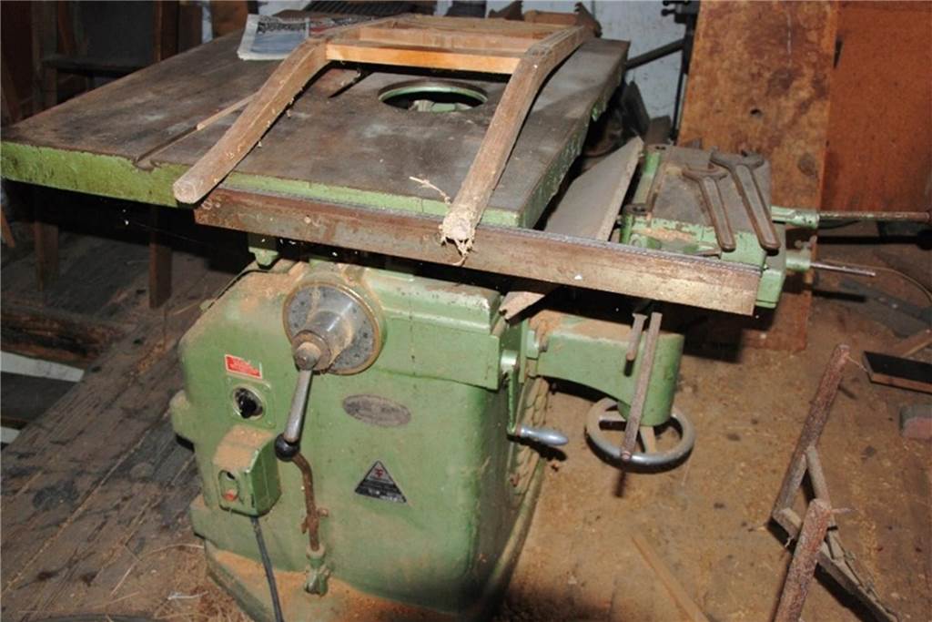 Eine alte Kombi-Kreissäge-Fräse-Langbohrmaschine: Sie ermöglichte es, dass beim Abtragen von Material bestimmte Formen gebildet werden konnten. Weil die Rechnung für die Maschine nie entsorgt wurde, ist auch der damalige Preis überliefert: Inklusive zahlreicher Zusatzteile kostete das Gerät im Jahr 1966 exakt 4723,50 Mark. Rabatt bereits inbegriffen. 