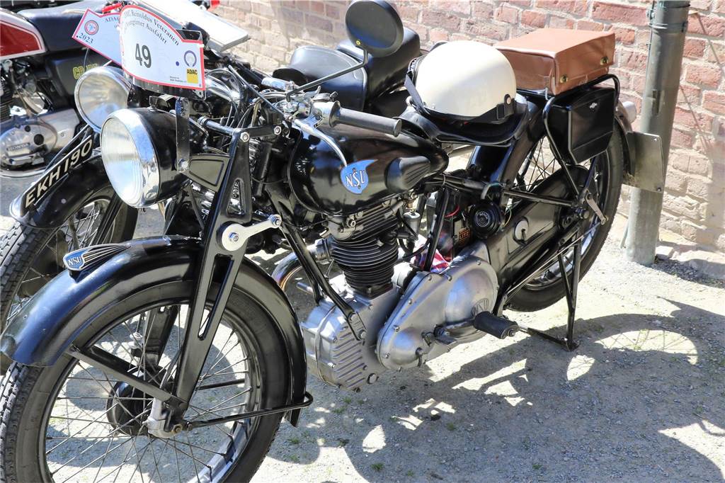 Eine alte NSU am Schloss in Sythen.