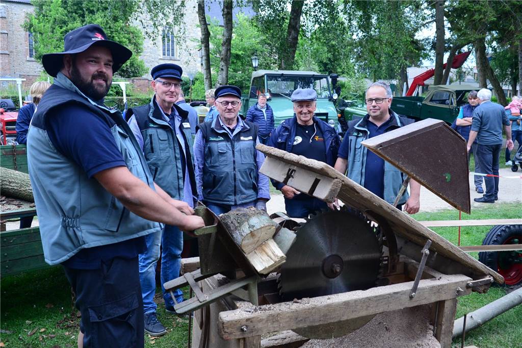 Beim Bauernmarkt in Vreden gab es spannende Einblicke in alte Technik Eine am Trecker befestigte Kreissäge wurde präsentiert.