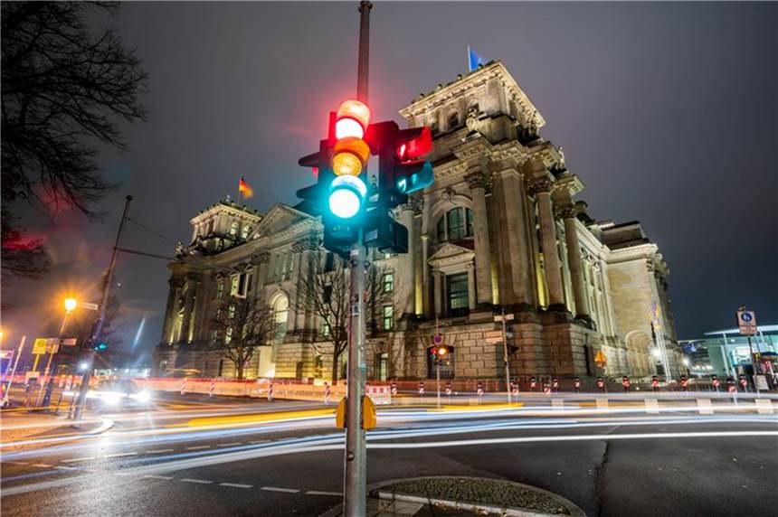 So soll der Start der neuen Bundesregierung ablaufen Eine Ampel vor dem Reichstagsgebäude in Berlin (Langzeitbelichtung).