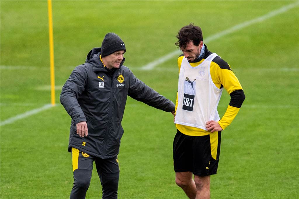 Den BVB im Herzen, viel Arbeit vor der Brust: Co-Trainer Sebastian Geppert Sebastian Geppert im Gespräch mit Mats Hummels.