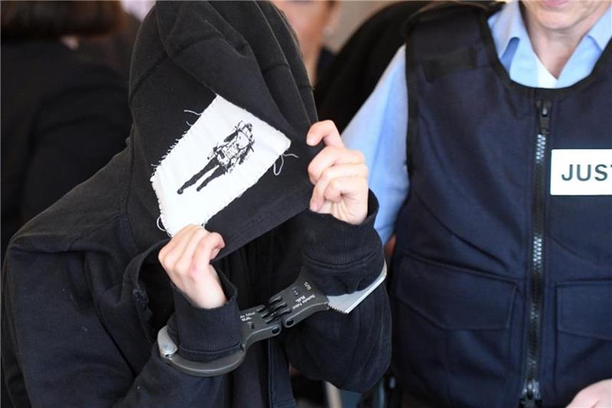 Braunkohle-Protest: Umweltaktivist zu Haftstrafe verurteilt Eine Angeklagte wird in den Gerichtssaal geführt. Foto: Henning Kaiser/Archiv