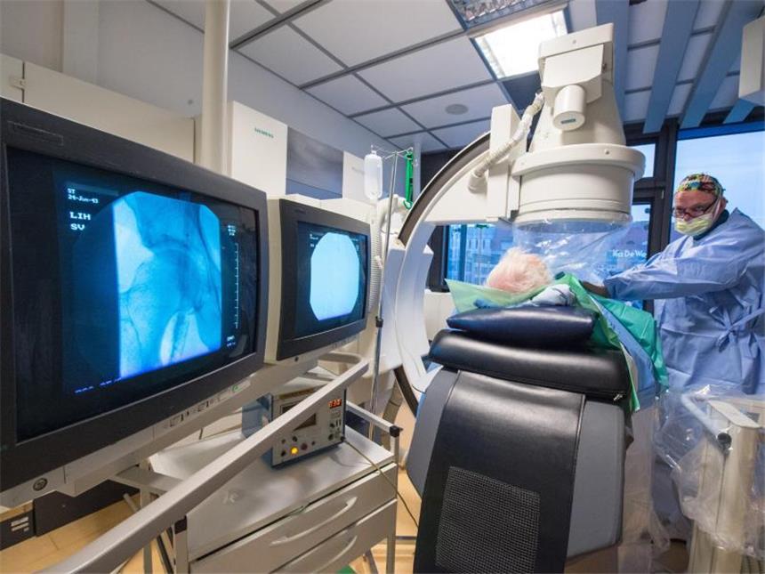 Von Arteriosklerose merken Betroffene oft jahrelang nichts Eine Angioplastie kann helfen, verschlossene Gefäße wieder zu erweitern, damit das Blut normal fließen kann. Foto: Franziska Gabbert