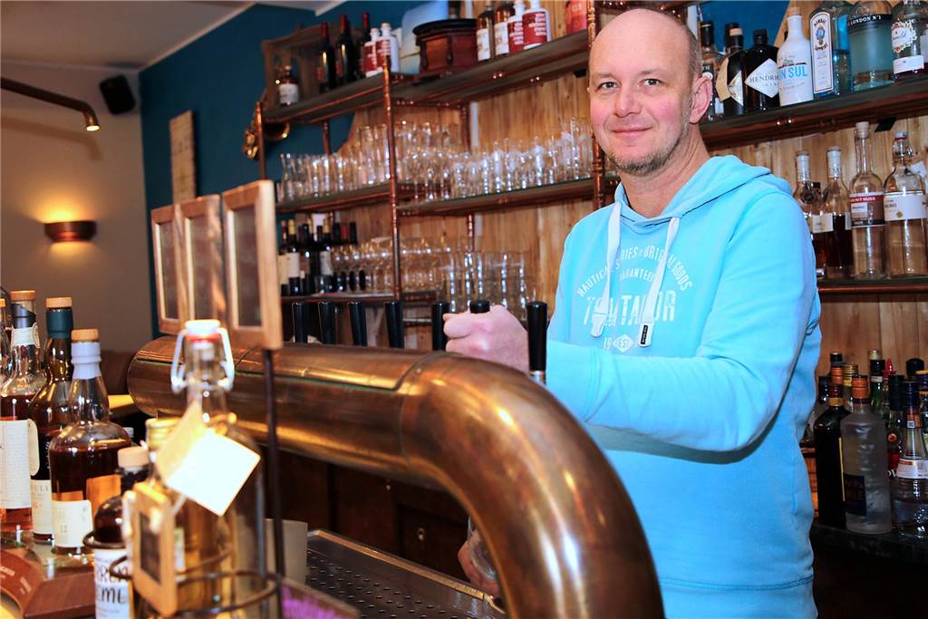 Wirte müssten Preise erhöhen: Wenn die Mehrwertsteuer wieder steigt Ein Mann zapft ein Bier.