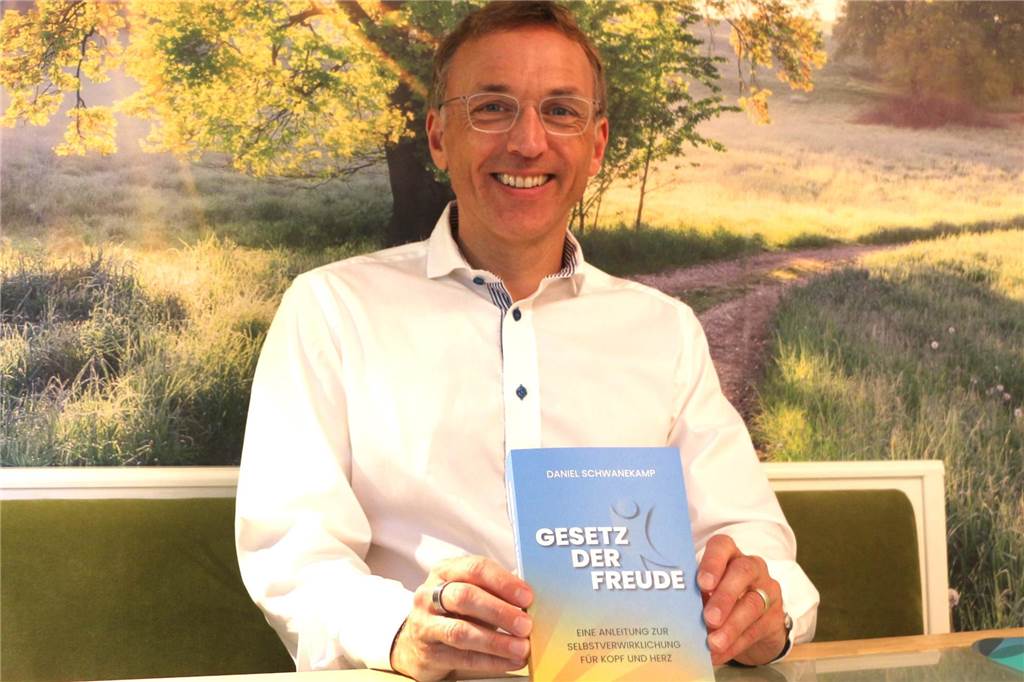 Daniel Schwanekamp mit seinem Buch