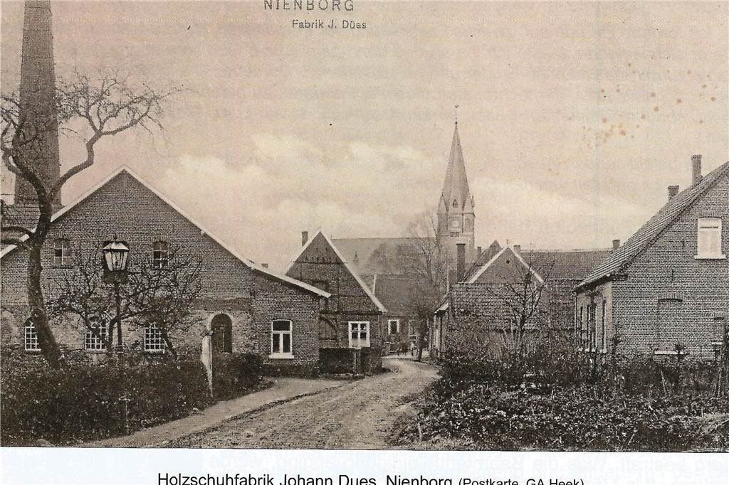 Eine Ansicht der Holzschuhfabrik Dues auf der Burg Nienborg auf einer Postkarte aus dem Gemeindearchiv.