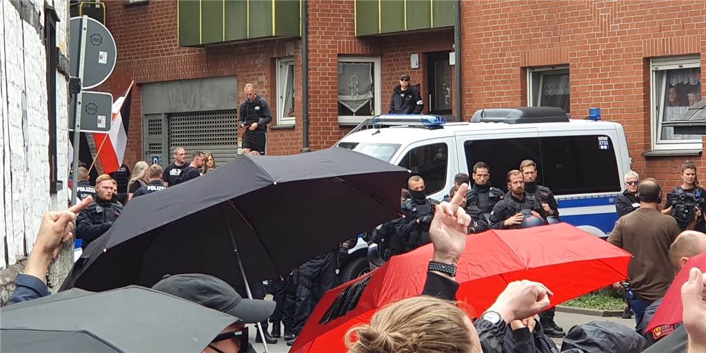 Video und viele Fotos: Antifa-Demo zieht durch Dortmund Eine Antifa-Demo ist am Samstag mit rund 240 Teilnehmern durch Dortmund gezogen. In Dorstfeld stießen sie auf Gegenprotest.