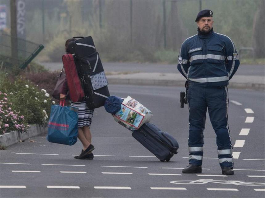 Bombe in Frankfurt trotz Hindernissen erfolgreich entschärft Eine Anwohnerin verlässt die Evakuierungszone. Foto: Boris Roessler