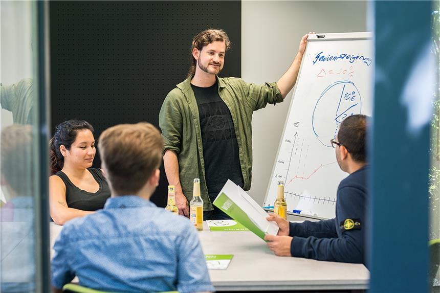 Von der Idee zum Geschäftsmodell in 54 Stunden Eine Arbeitsgruppe beim Startup Weekend im Jahr 2017 im Work Inn Campus in der Nähe der TU.