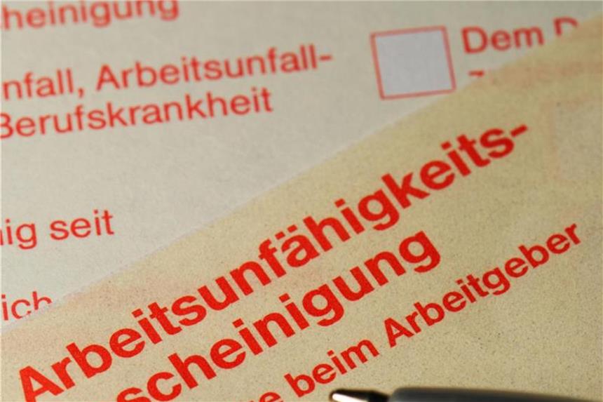 Geduldete Ausländer: 3 Prozent aus gesundheitlichen Gründen Eine Arbeitsunfähigkeitsbescheinigung zur Vorlage beim Arbeitgeber. Foto: Arno Burgi/Archiv