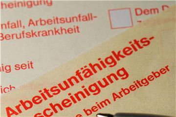 Eine Arbeitsunfähigkeitsbescheinigung zur Vorlage beim Arbeitgeber. Foto: Arno Burgi/Archiv