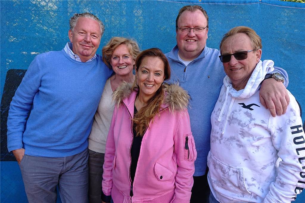 Castrop-Rauxeler Verein möchte eigenen Ballermann mit Teich und Cocktailbar bauen Eine Archiv-Aufnahme aus 2019: TuS Ickerns Tennis-Vorstand aus Andreas Schumacher (v.l.n.r.), Silke Puhlvers, Renate Flüggen, Ralph Potthoff-Kowol und Heiko Sobbe hatte bereits damals Pläne für eine Erweiterung der Anlage. Nun werden diese konkret.