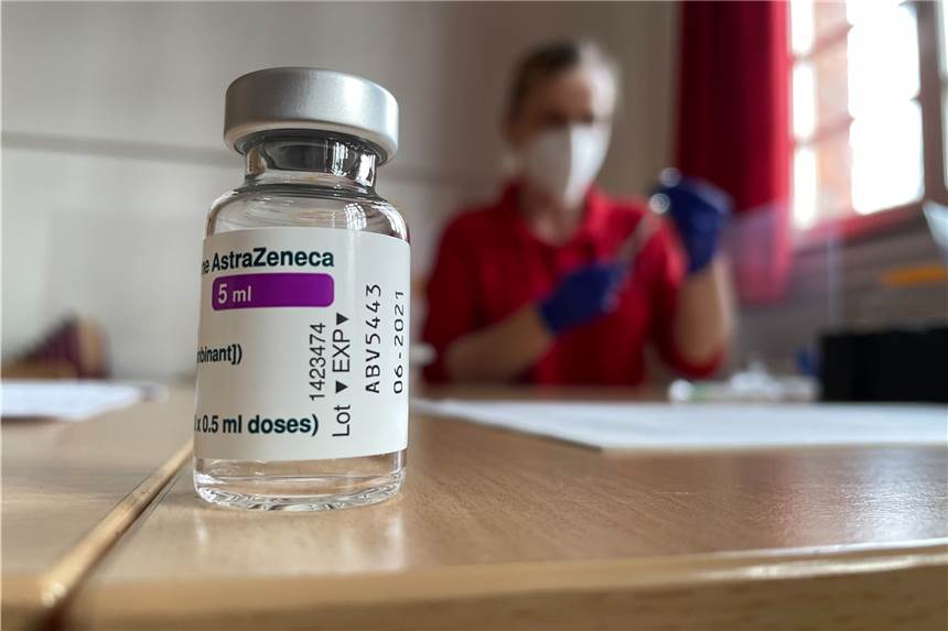 175 Castrop-Rauxeler infiziert: Coronavirus wieder weiter verbreitet Eine Arzthelferin von Dr. Holger Knapp aus Ickern bereitet Impfspritzen mit dem Impfstoff von AstraZeneca vor. Seit vergangener Woche werden Mitarbeiter in Grundschulen und Kitas geimpft.