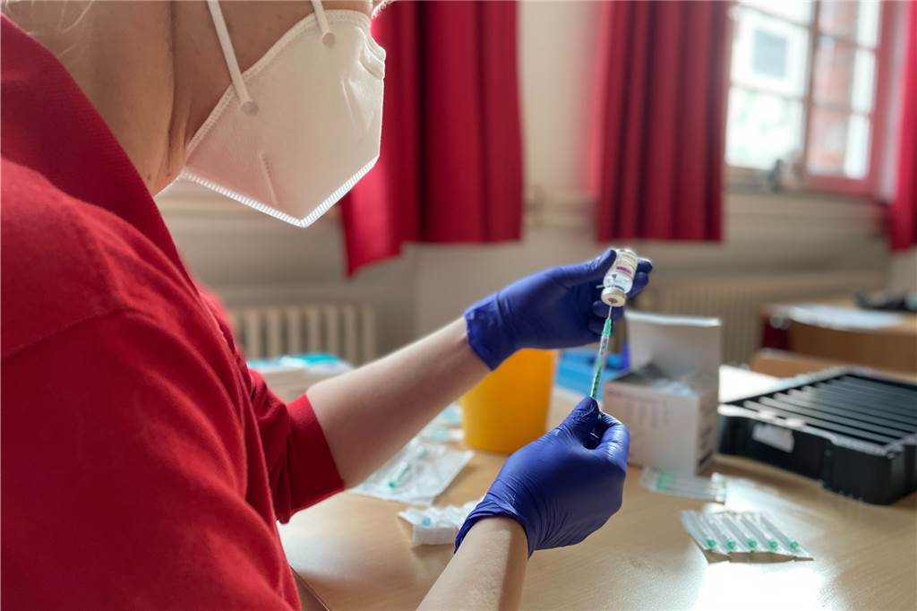 Corona-Impfung kommt in die Schule: Hunderte Lehrer und Mitarbeiter geimpft Eine Arzthelferin zog die Spritzen mit dem Impfstoff von AstraZeneca auf. Die Verabreichung der Spritzen dauerte dann nur ein paar Sekunden.