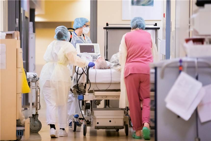 Corona: Krankenhäusern droht Belastung wegen infiziertem Personal Eine Assistenzärztin (M) schiebt mit Intensivfachpflegerinnen auf der Intensivstation des Gemeinschaftskrankenhauses Havelhöhe das Krankenbett eines Covid-19-Patienten.