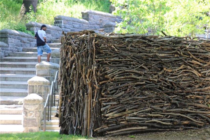 US-Künstlerin baut Ast-Skulpturen in New Yorker Park Eine Ast-Skulptur von Maren Hassinger im Marcus Garvey Park. Foto: Christina Horsten