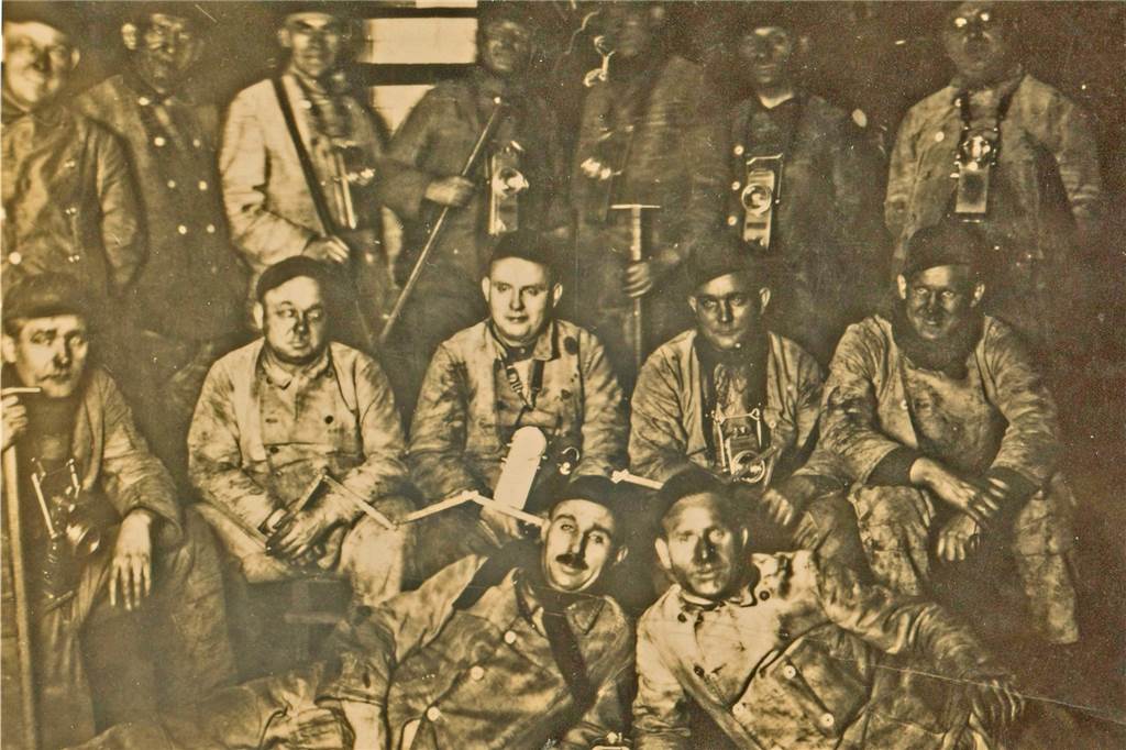 Eine Aufnahme aus dem Jahr 1912, sie zeigt den Vater von Kurt Kuhle, Friedrich Kuhle (unten l.). Auch er war Bergmann auf Prosper.