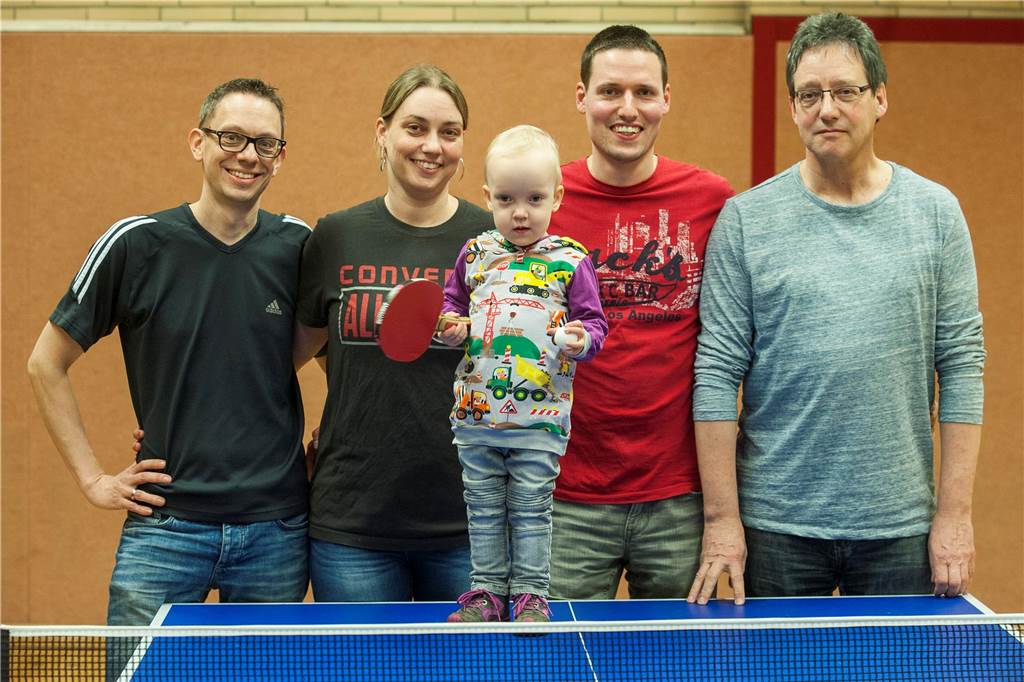 Post-Kapitänin Nicola Schuchardt hängt Tischtennisschläger an den Nagel Eine Aufnahme aus dem Jahr 2017: Nicola Schuchardt mit ihrer Tochter Lotta, ihrem Ehemann Christoph (l.), ihrem Vater Rolf Pauly (r.) und ihrem Bruder Christoph Pauly (2.v.r).