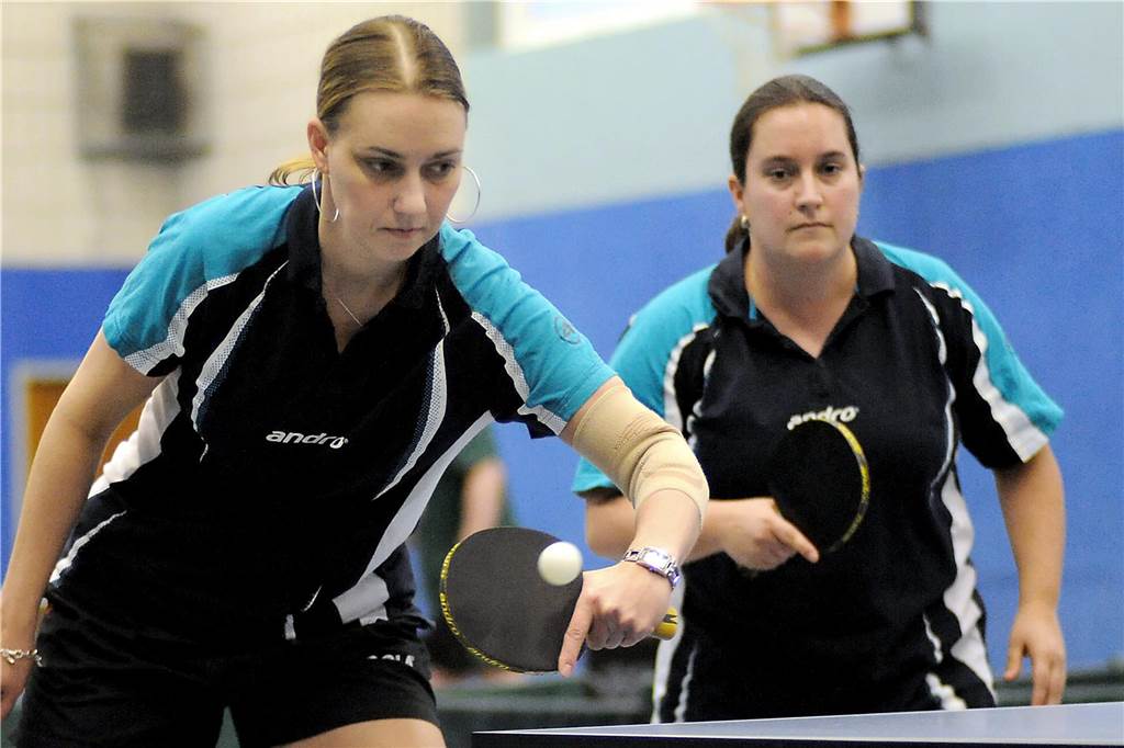 Post-Kapitänin Nicola Schuchardt hängt Tischtennisschläger an den Nagel Eine Aufnahme aus der Saison 2011/12. Nicola Schuchardt (am Ball) tritt an der Seite von Tina Schlegel im Doppel an.