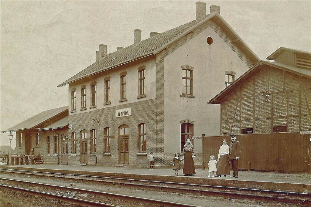 Eine Aufnahme des Kleinbahnhofs Werne aus dem Jahr 1912: Menschen stehen am Bahnsteig und warten auf den Zug.