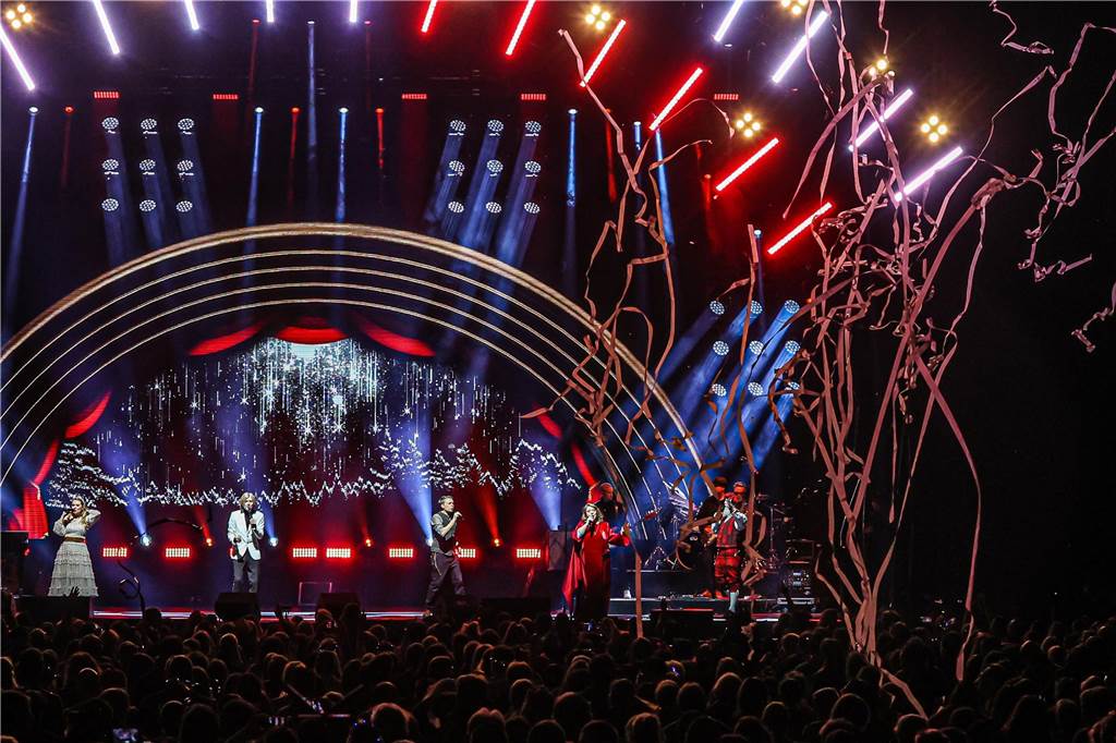 „Wie ein Stück Heimat“: Kelly Family feiert verrückte Weihnachtsparty Eine aufwendige Licht- und Videoshow gehört inzwischen zum Programm der Kelly Family.