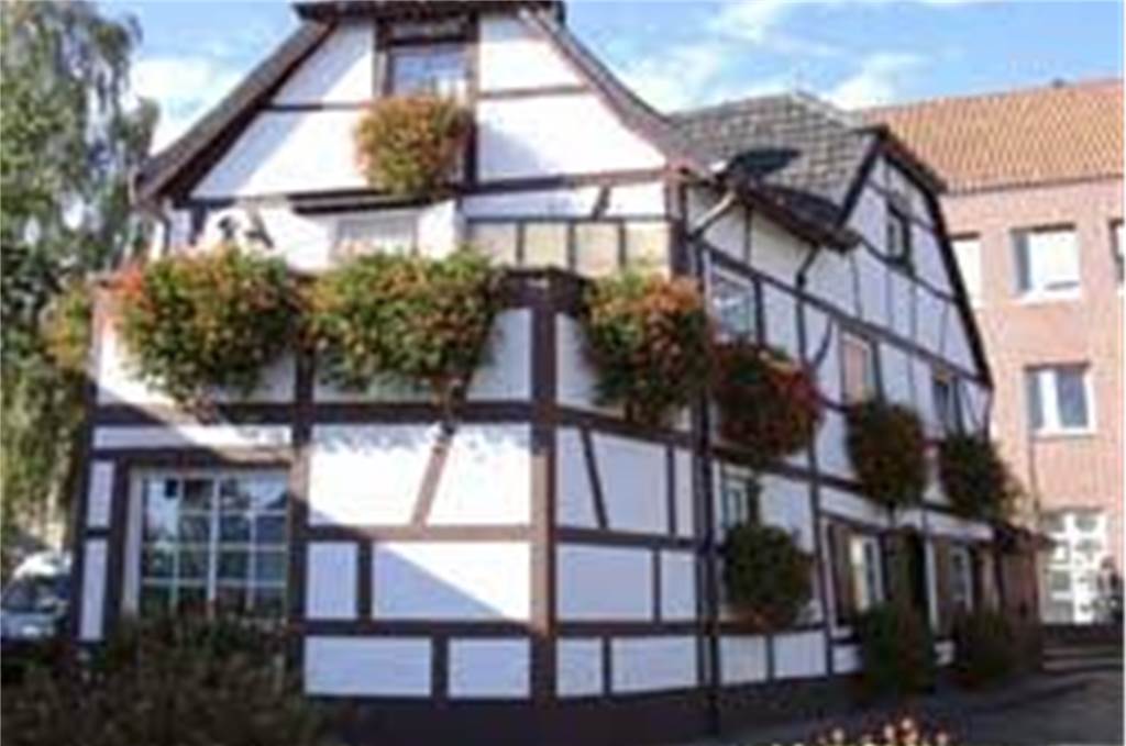 Historisches Haus Seidemann soll wieder glänzen Eine Augenweide: Die hübsche Blumenpracht an der Fachwerkfassade war ein schöner Anblick. Jetzt sind die Blumenkästen vertrocknet.