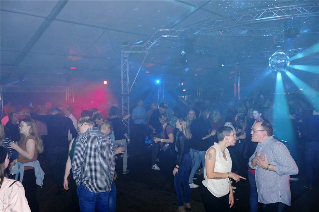Eine ausgefeilte Lightshow und prominente DJ's sorgten für echte Partystimmung.