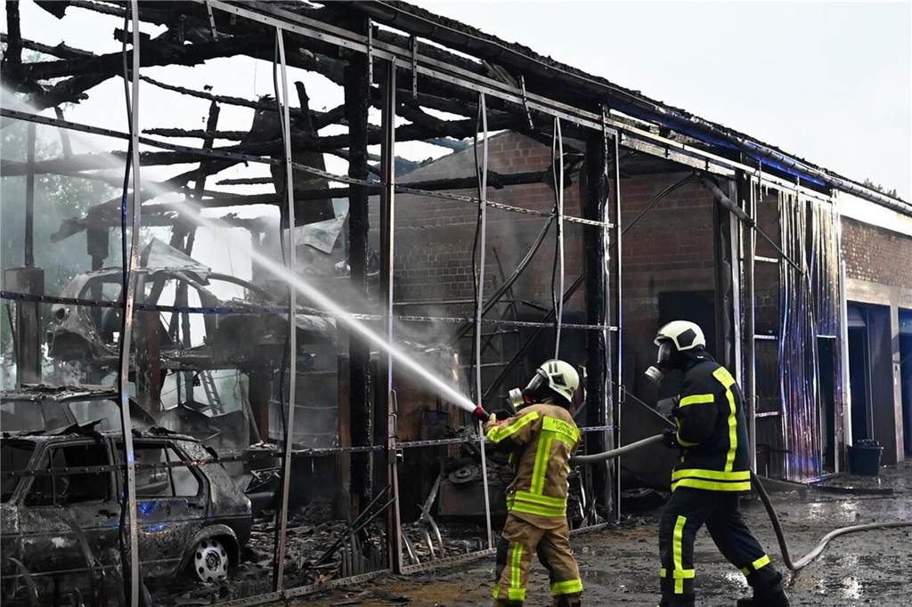 1.000-mal rückte die Dorstener Feuerwehr im vergangenen Jahr aus Eine Auto-Lagerhalle brannte im Juni komplett aus.