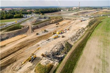 Eine Autobahnbaustelle in Sachsen. Deutschland soll mehr investieren und Steuern senken, sagt die IWF. Foto: Jan Woitas
