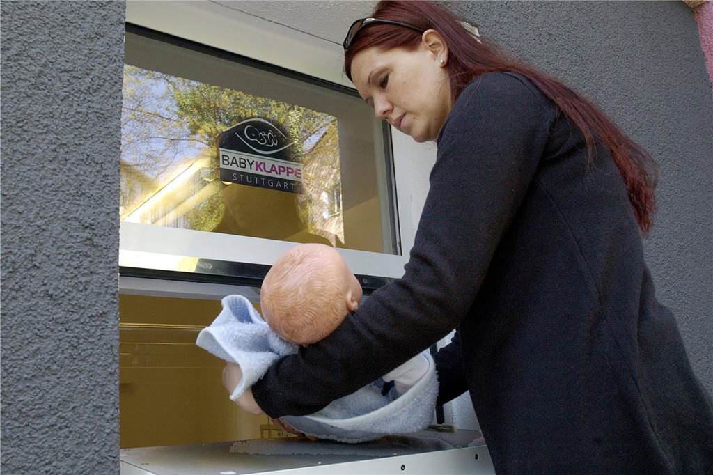 Neue Babyklappe geplant: Fenster gibt es schon am Klinikum und in Castrop Eine Babyklappe in Stuttgart. Deutschlandweit soll es über 100 solcher Fenster geben. Genaue Daten dazu sind aber nicht verfügbar. Die Anonymität ist ein wesentlicher Bestandteil dieses Prinzips.