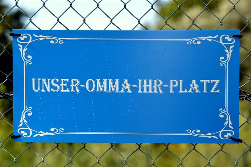 In Scharnhorst gibt es jetzt einen „Unser Omma ihr Platz“ Eine Bank für die "Omma": Der MSV widmet seiner Platzwartin ihren ganz eigenen Platz.