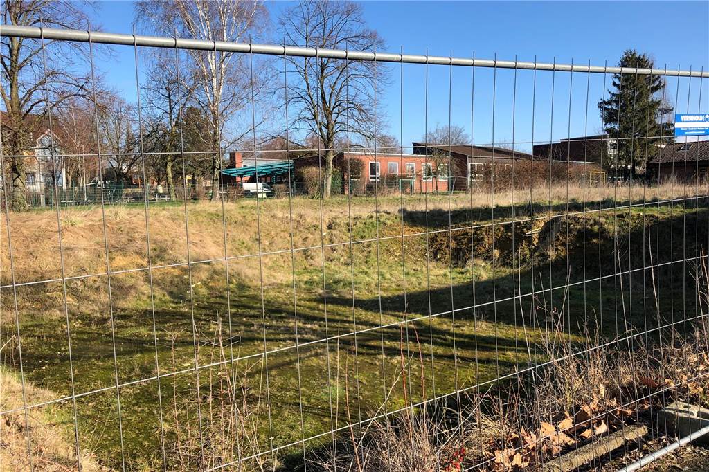 Geplante Eigentumswohnungen in Bork: Baustart verzögert sich Eine Baugrube und ein Bauzaun sind stumme Zeugen des langen Prozesses zur Realisierung von 21 Eigentumswohnungen in Bork.