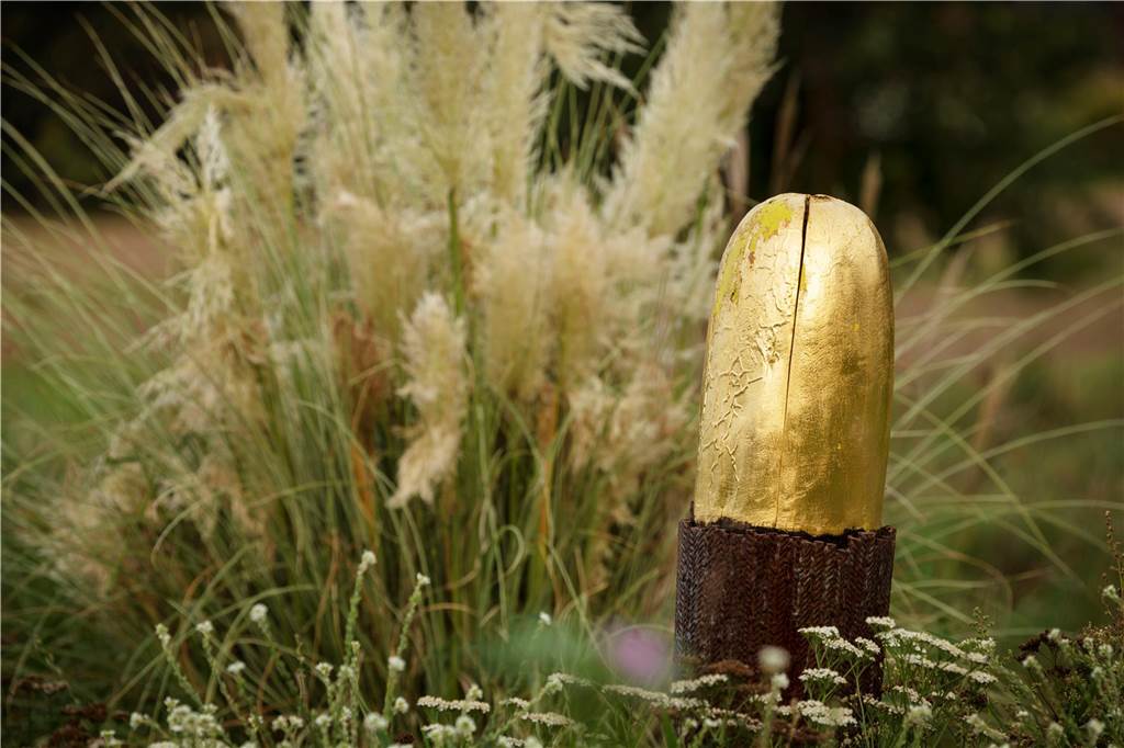 Frühlingserwachen im artpark Schermbeck: Skulpturen und Kunst: Ideen werden wach Eine "Baumarbeit" von Hermann J. Kassel.