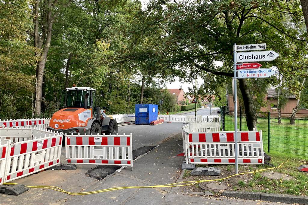 Neue Heimat, aber auch neue Probleme beim VfK Lünen-Süd: Parkplatz-Situation im Süden desolat Eine Baustelle blockiert die Anfahrt zum Karl-Kiehm-Weg aus Lünen-Süd.