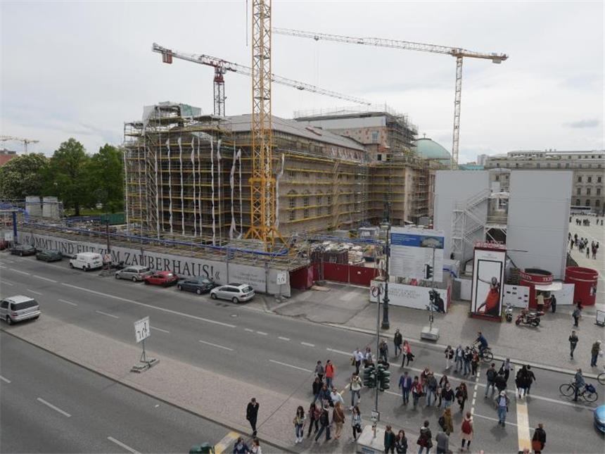 Eine Baustelle im Gespräch: die Berliner Staatsoper Unter den Linden (Anfang Mai). Foto: Rainer Jensen