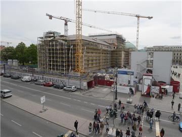 Eine Baustelle im Gespräch: die Berliner Staatsoper Unter den Linden (Anfang Mai). Foto: Rainer Jensen