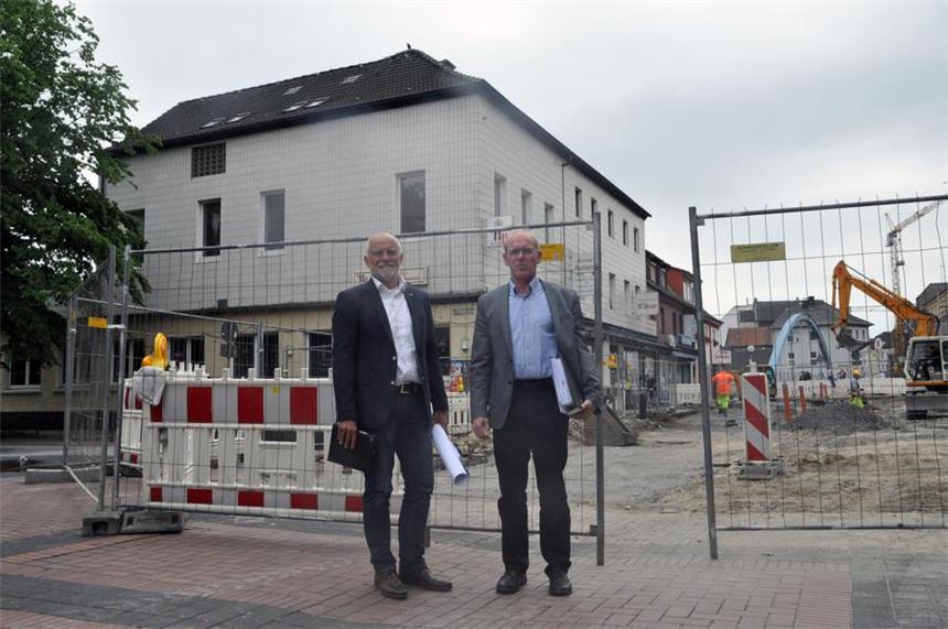 Lüner Innenstadt: Schandfleck weicht Neubauten Eine Baustelle jagt die nächste: Klaus Wlotzka (l.) und Reinhold Gierse, geschäftsführende Gesellschafter der Heckmann Bauland & Wohnraum GmbH & Co. KG (Hamm), stellten die Pläne für den Abriss und Neubau vor.