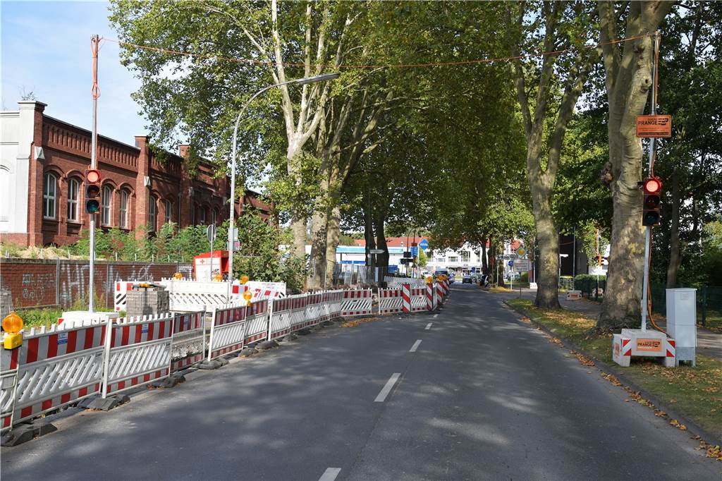 Bauverein Lünen: Start an der Preußenstraße, Richtfest an der Kreuzstraße Eine Baustellenampel regelt derzeit den Verkehr an der Preußenstraße. Die Stadtwerke Lünen verlegen für das Bauprojekt des Bauvereins Versorgungsleitungen.