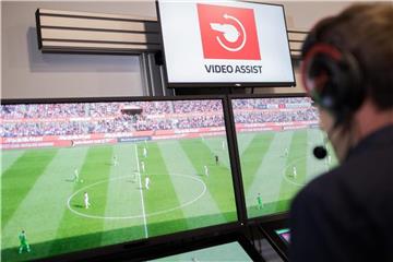 Eine bei Fernsehbildern sichtbare Linien wird für den Video-Schiri zur Zeit als Hilfsmittel noch nicht eingeblendet. Foto: Rolf Vennenbernd