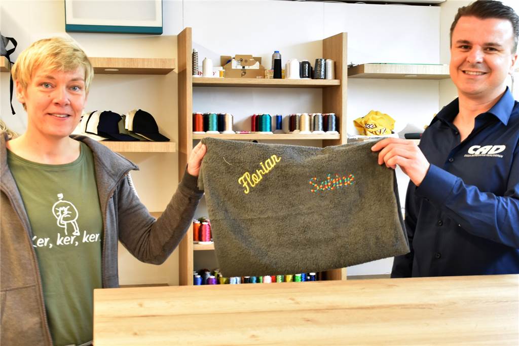 Kleidung für Vreedenske Ösken: Münsterländer Couture in der Innenstadt Eine Beispielstickerei auf einem Handtuch. Neben Handtüchern können auch Spucktücher, Cappys, Rucksäcke und Kochschürzen bestickt werden.