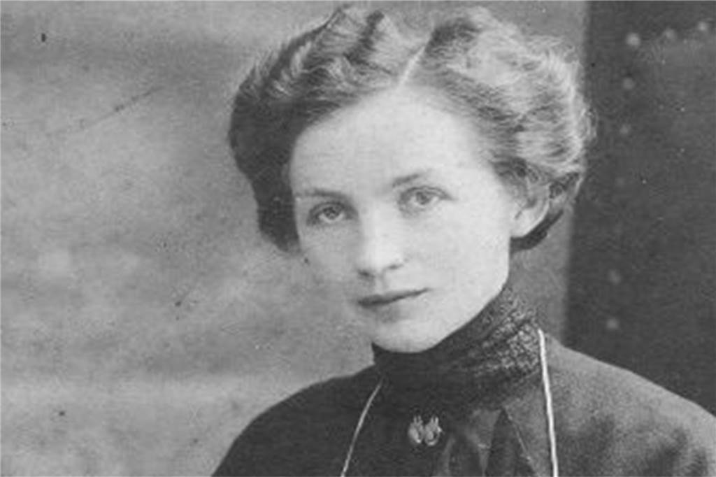 Eine bemerkenswerte Frau war Elisabeth Ernst, nach der in Südkirchen eine Straße und die Grundschule benannt sind. 1888 wurde sie in Nordkirchen geboren, 1967 starb sie dort. Als Dichterin und Lehrerin in Südkirchen war sie in der Gemeinde ein Begriff und weigerte sich, nationalsozialistisches Gut in ihren Unterricht einfließen zu lassen. Schließlich beantragte sie damals ihren vorzeitigen Ruhestand und erteilte in ihrem Haus noch heimlich Religionsunterricht.