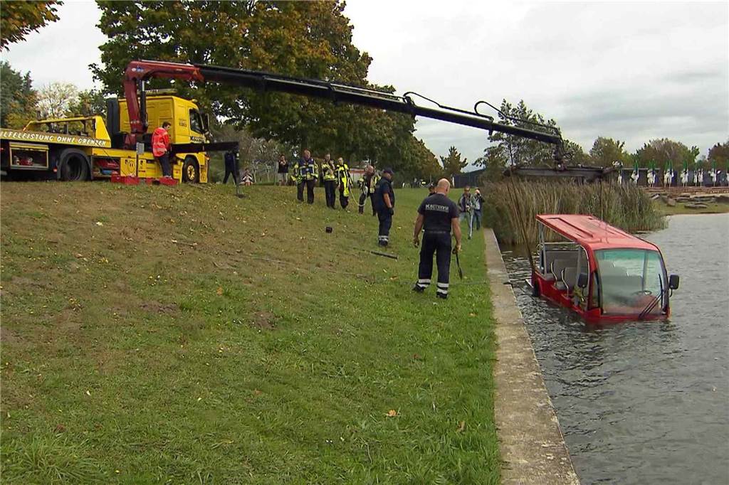 Täter schoben Shuttlebus in Horstmarer See: Polizei sucht Zeugen Eine Bergungsfirma holt den Shuttlebus aus dem Wasser.